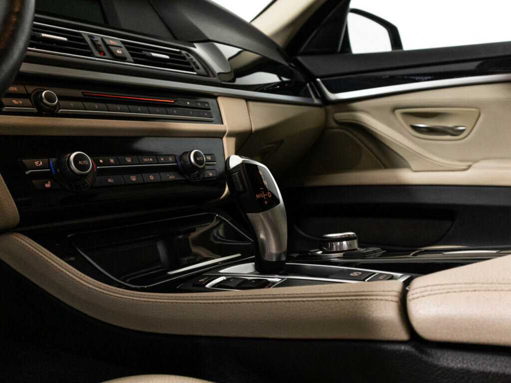 Купить BMW 5 серии 528i, 2012, 235 328 км, фото №17